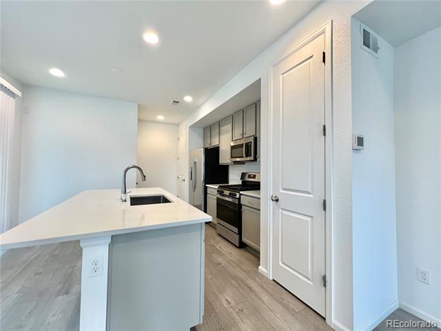 Building Photo - 571 S Pitkin Ct