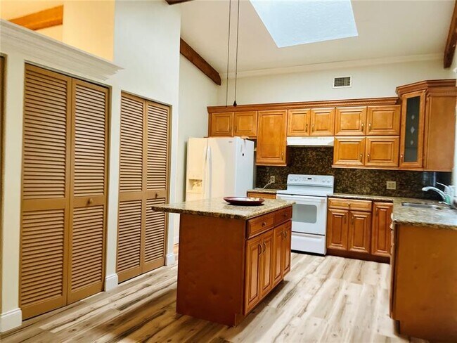 Building Photo - 8813 Paradise Ct