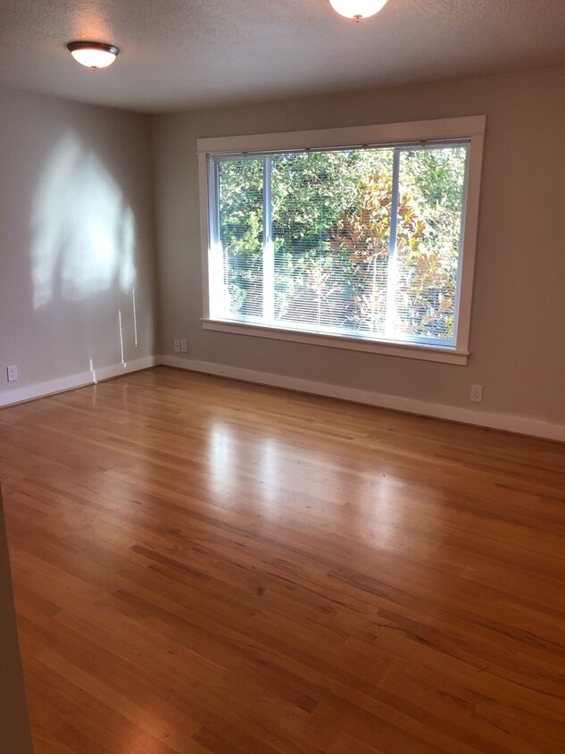 Primary Photo - New Remodel Modern Features 1br Hardwoods-...