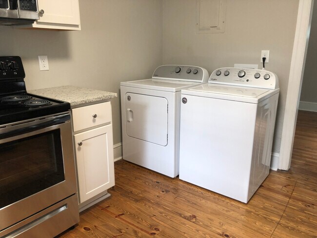 Building Photo - PRE-LEASING FOR AUGUST!