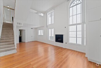 Building Photo - 135 N Doheny Dr