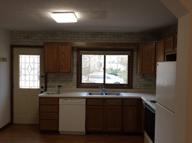 Building Photo - 611 N Rangeline Rd