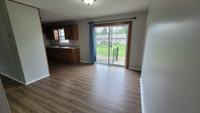 Building Photo - Recently remodeled 3 bedroom 1.75 bathroom...