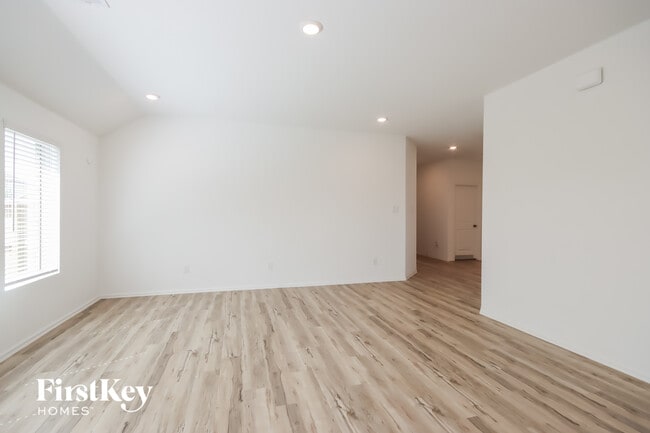 Foto del edificio - 26634 Daylily Grove St