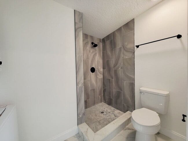 Building Photo - 2511 Drake Dr