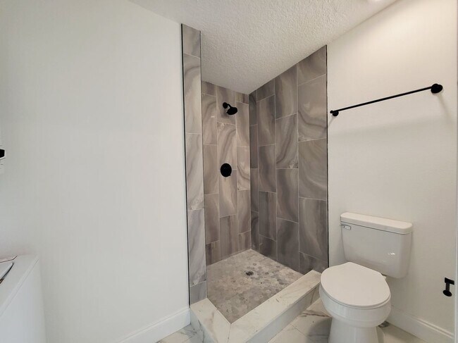 Foto del edificio - 2511 Drake Dr