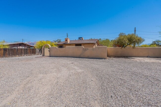 Building Photo - Spacious 4 bed 2 bath