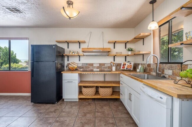 Building Photo - Charming Rustic Condo