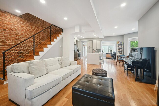 Building Photo - Fully renovated End of Row Rowhome w/ Parking