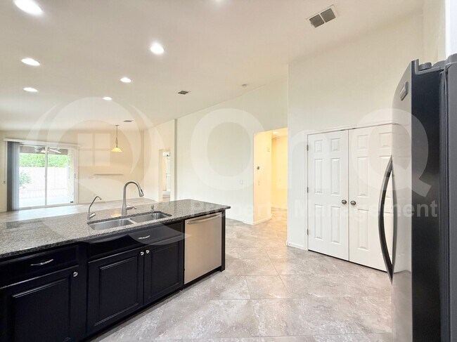 Foto del edificio - 7249 E Osage Ave