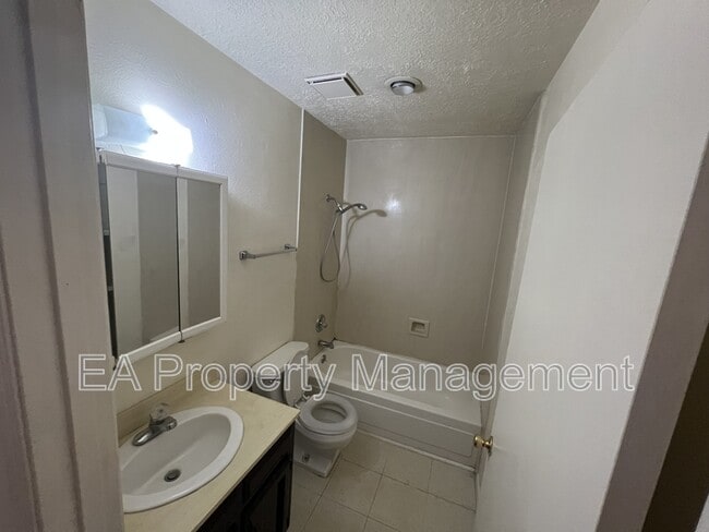 Building Photo - 12200 Candelaria Rd NE