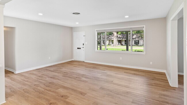 Building Photo - 3 Bedroom House in Mid-City