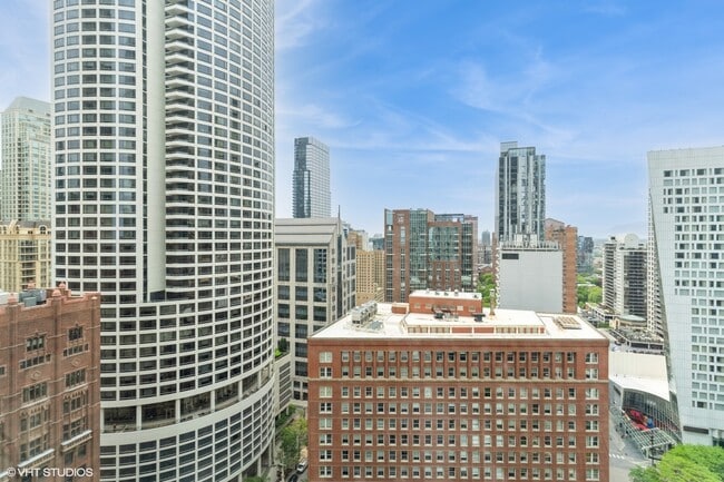 Building Photo - 111 E Chestnut St