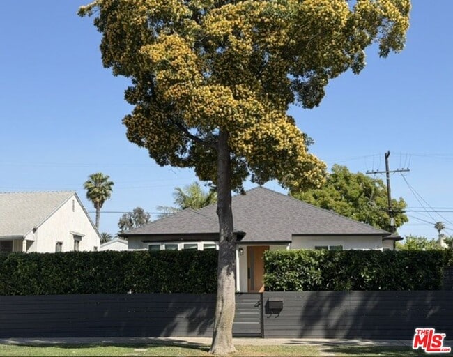 Foto del edificio - 1768 S Fairfax Ave