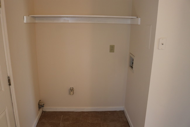 Building Photo - 3725 Willow Creek  Nashville