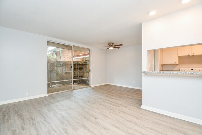 Building Photo - 2822 Briarhurst Dr