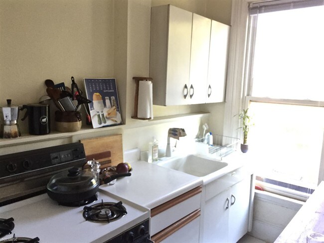 Building Photo - 1 br, 1 bath Townhome - 151 West Newton St