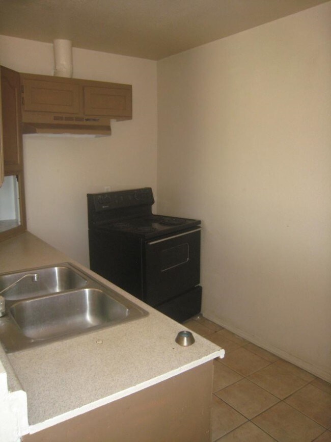 Kitchen - 404 W Van Buren Ave