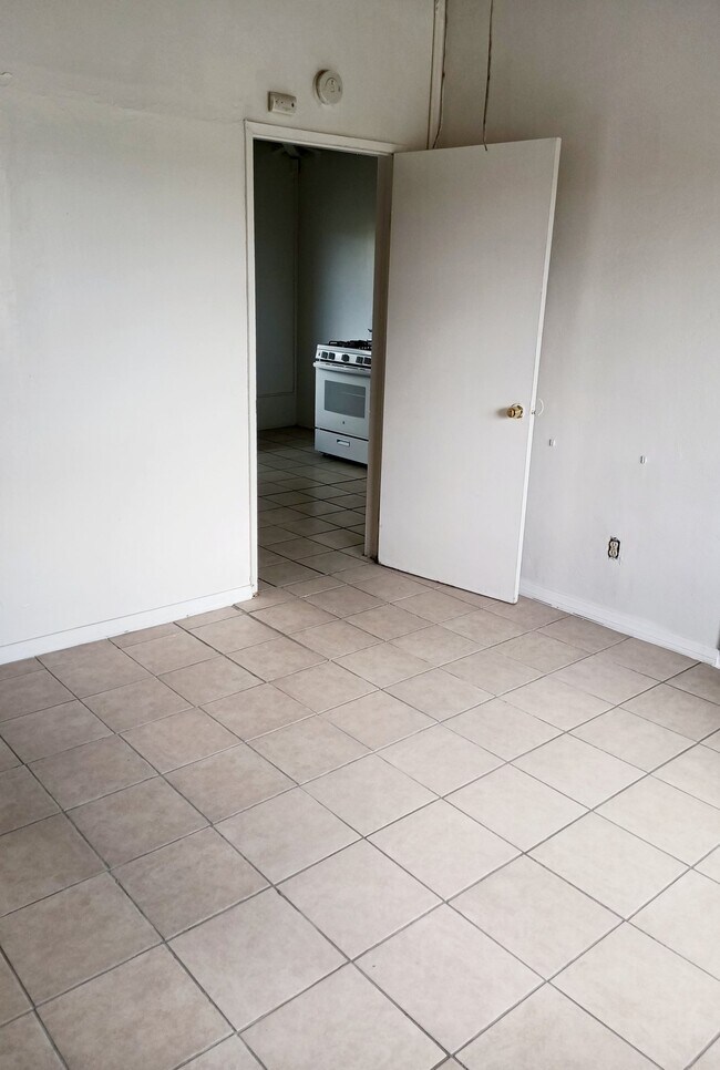 Foto del edificio - 7002 Linda Vista Rd
