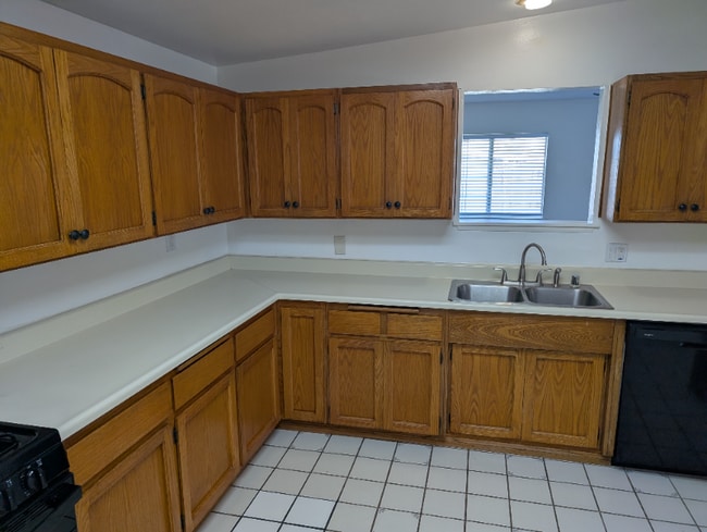 Building Photo - 730 Holly Ave