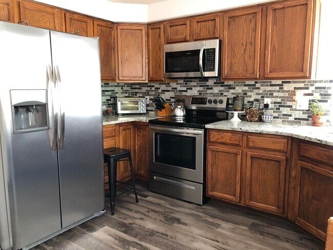 Foto del edificio - Beautiful renovated 4 Bedroom Rancher in D-12 with Cheyenne Mtn. Views, close to Ft. Carson!