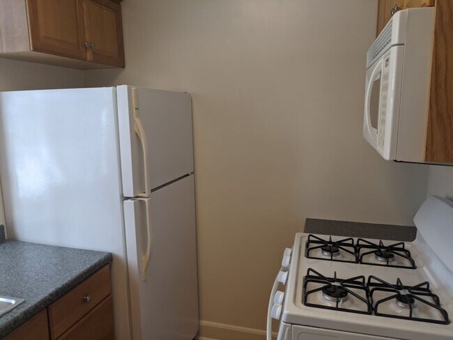 Kitchen - 4346 N Ardmore Ave