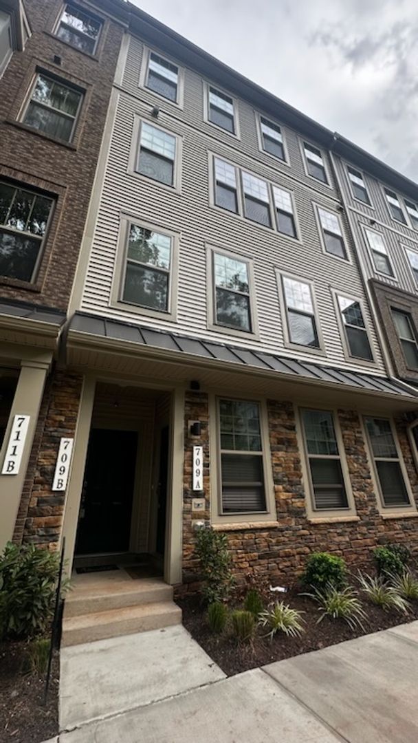 Foto del edificio - 709 Thomas Ln