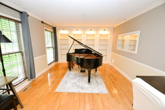 Building Photo - Penn Schools, executive home 4 bedroom 2.5...
