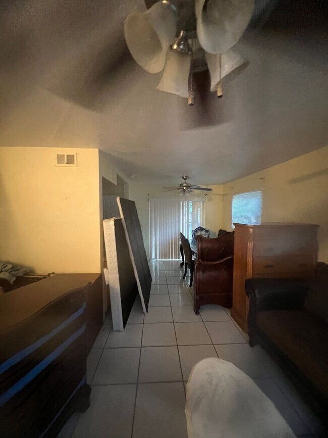 Foto del edificio - 4 Bedroom Single Family Home in Lauderhill