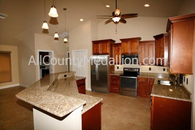 Building Photo - 4411 SE 19th Ave