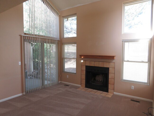 Foto del edificio - Updated 3-bedroom townhouse in Broadmoor B...