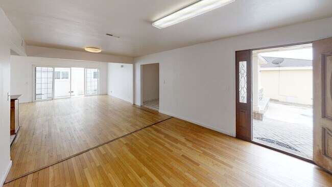 Building Photo - HUGE House with Pool!! Prime location (Lea...
