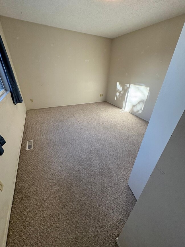 Building Photo - 3 Bedroom Townhouse in Whitehorn