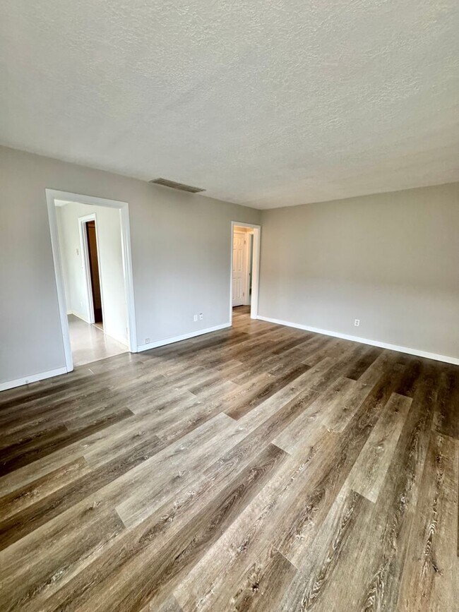 Foto del edificio - Large 2 Bed, 1 Bath Duplex Apartment with Parking