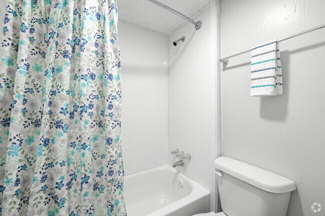 1 dormitorio, 1 baño - 700 pies cuadrados - Baño - The Clara Apartments
