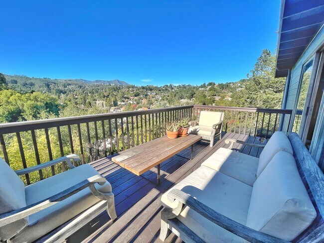 Building Photo - 4 Bed/2 Bath House with Beautiful Mt. Tam ...
