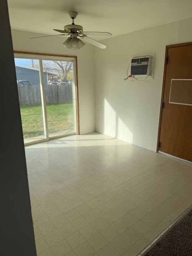 Foto del edificio - 3 bed, 1 bath, large 1 car garage