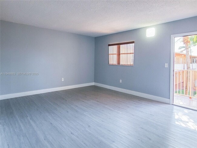 Foto del edificio - 1265 W 24th St