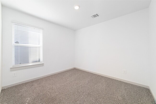 Foto del edificio - 7010 Fleetwood Crescent Wy