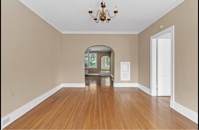 Building Photo - 665 E Pkwy S