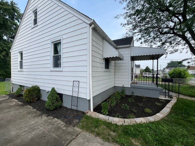 Building Photo - 329 Margaret Ave