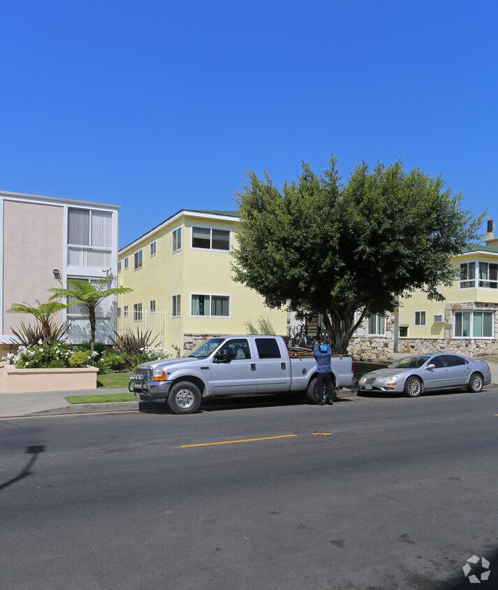 Building Photo - 723 S Harvard Blvd