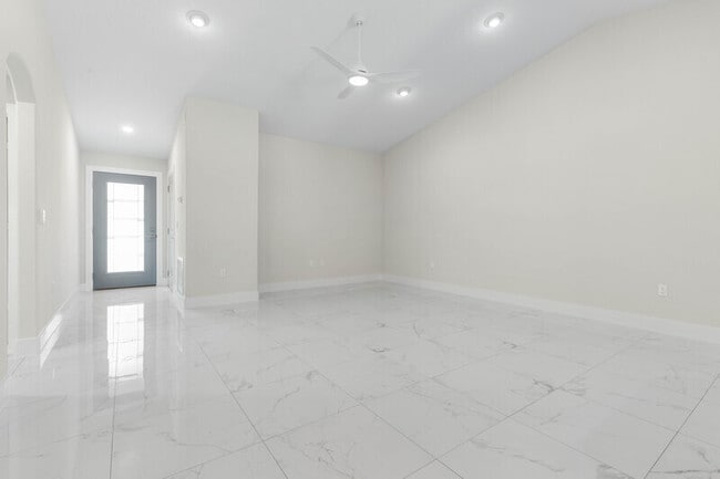 Building Photo - 12 Lloret Pl