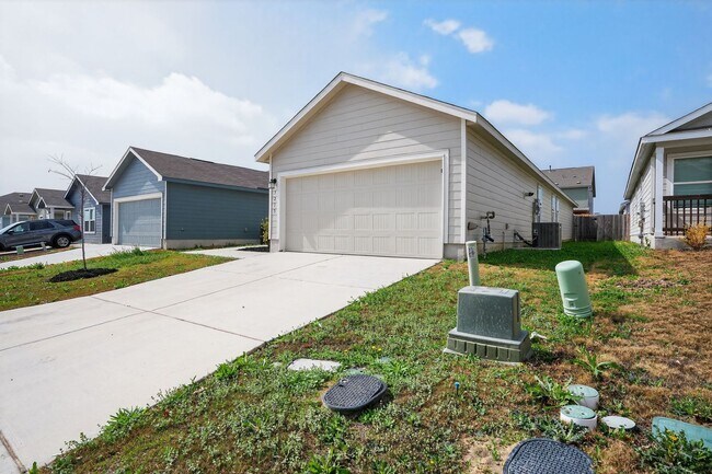 Building Photo - Move-In Ready 4/2 w/ Modern Layout in Growing San Antonio Community