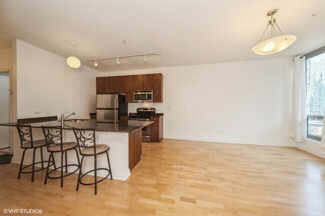 Foto del edificio - 565 W Quincy St