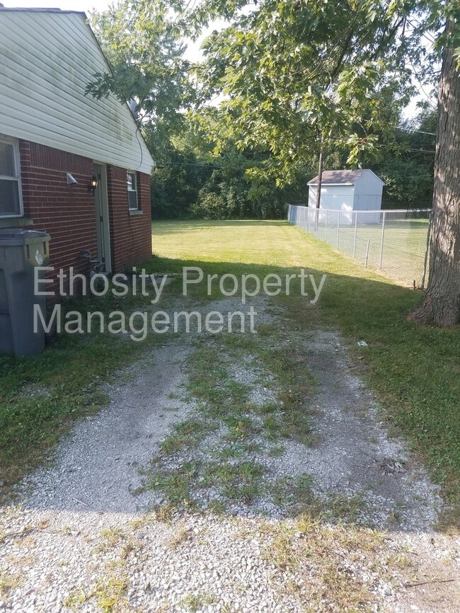 Building Photo - 2301 Fairfax Rd Indianapolis, IN
