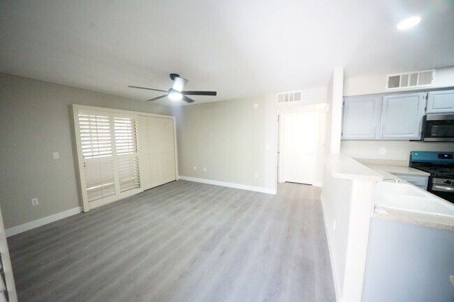 Foto del edificio - 5710 E Tropicana Ave