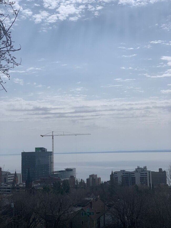 Building Photo - AVAILABLE March - 2 Bed, 1 Bath on Skyline!