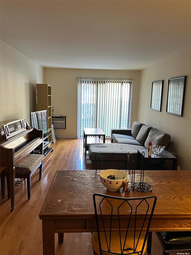 Foto principal - 240-37 69th Ave