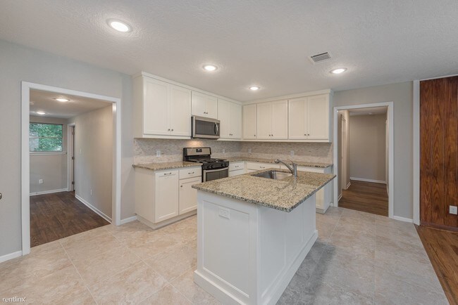 Building Photo - 5 br, 3 bath House - 404 Day Ave